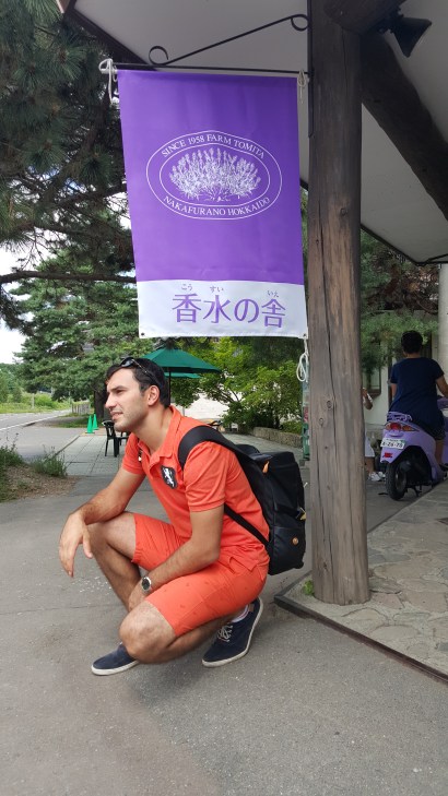 Lavanda ətri verən mağazanın qarşısında