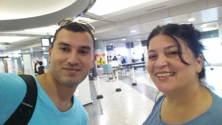 Anam və mən, Tokioda. 母。成田空港にて