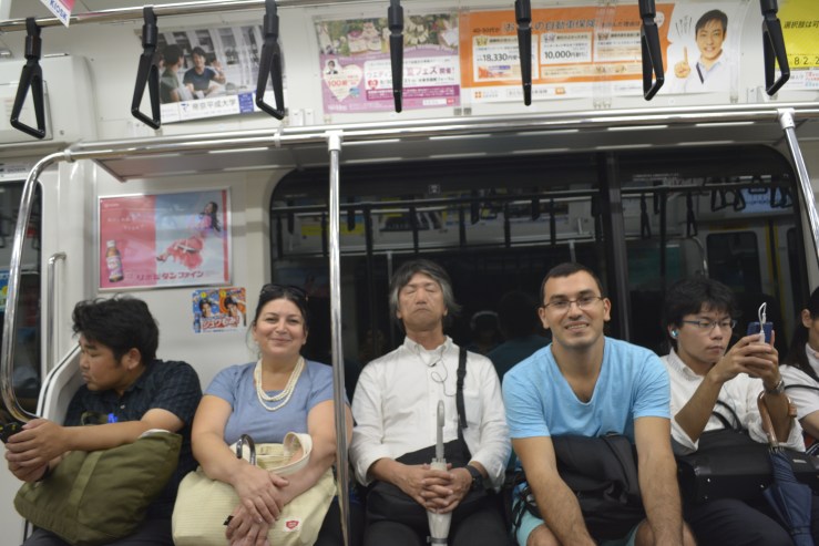 Anamla Yaponiyada metroda.  母、地下鉄にて