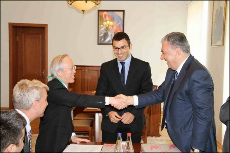 Baş Nazirin müavini Cənab Əli Həsənov və Fuji Optikal Şirkətinin Prezidenti Akio Kanai. Tərcümə mənə tapşırılmışdı. 