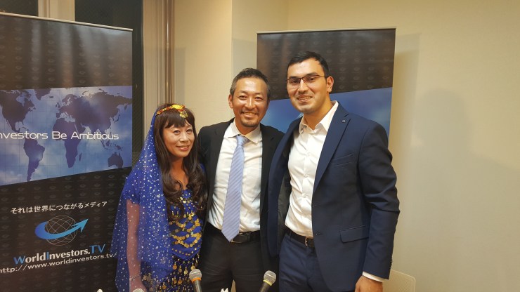 WorldInvestorsTv生放送出演後の写真。 左からアンジー、石田さん、、アリベイ